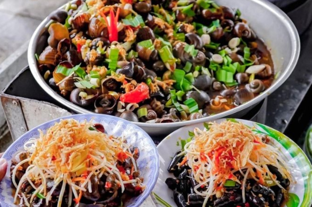 ​​​​​​​Ốc được xào hoặc luộc cùng sả, ớt và gia vị cay thơm