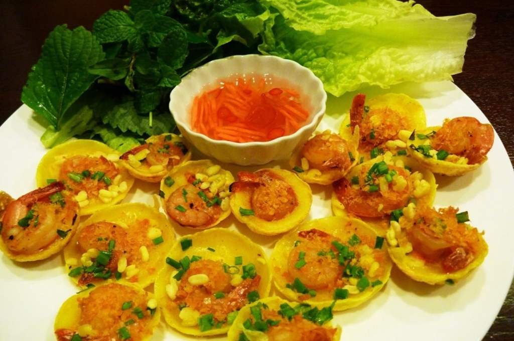 ​​​​​​​Bánh căn nhỏ giòn bên ngoài, mềm bên trong, kết hợp nhân trứng, hải sản hoặc thịt