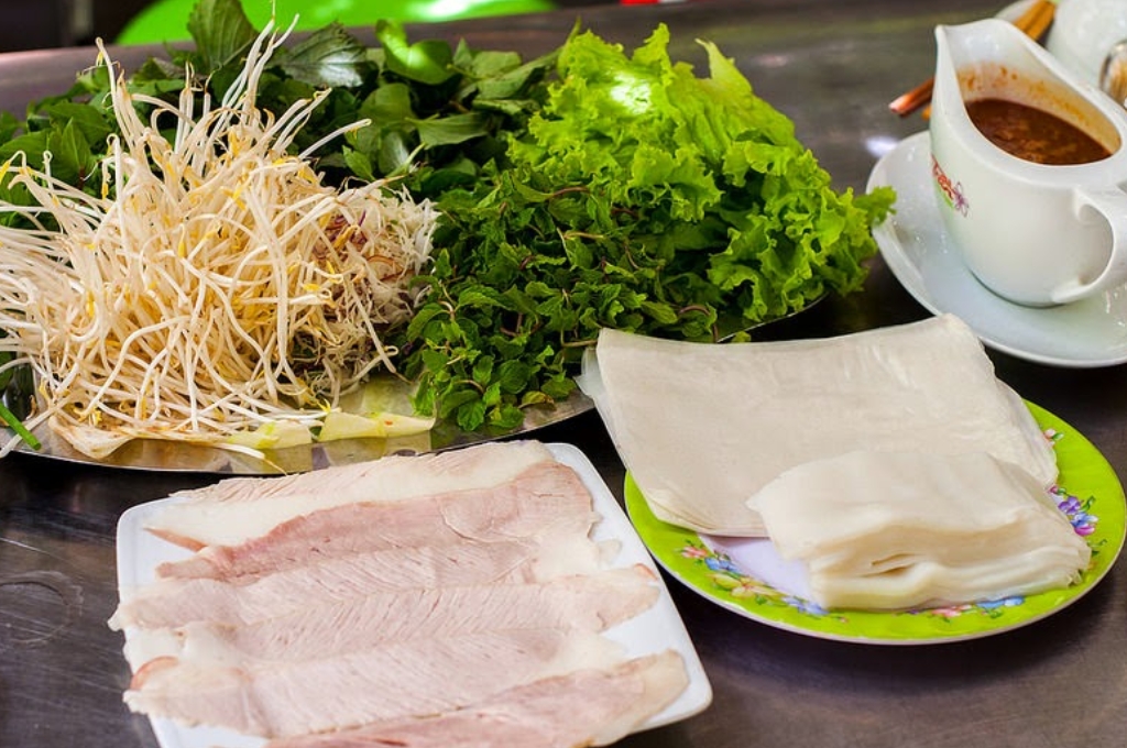 Bánh tráng cuốn thịt heo hai dầu da với lát thịt heo luộc được thái mỏng cuốn cùng bánh tráng