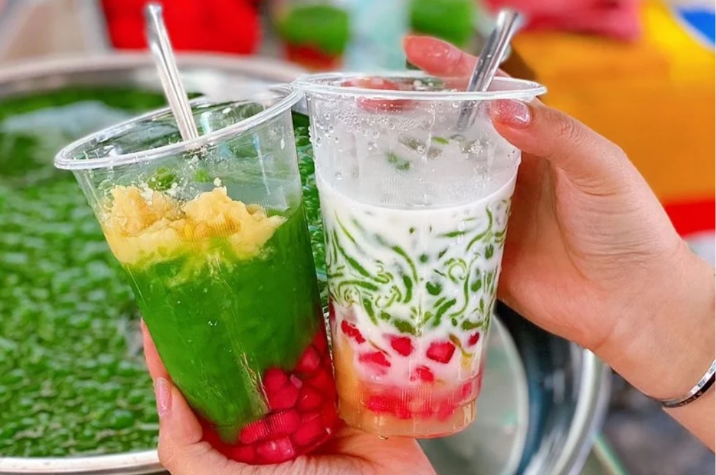 ​​​​​​​Chè mát lạnh với xoa xoa, hạt lựu, đậu xanh và nước đường ngọt thanh