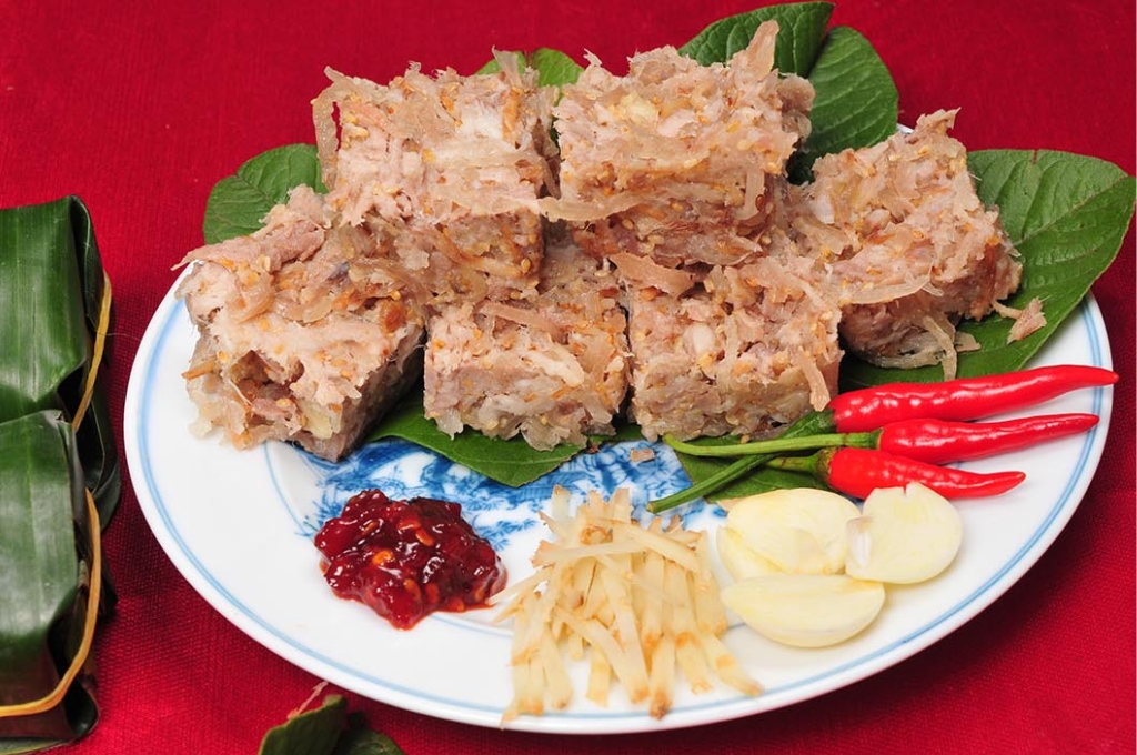 Tré làm từ thịt và tai heo trộn thính, có vị chua nhẹ, thơm bùi