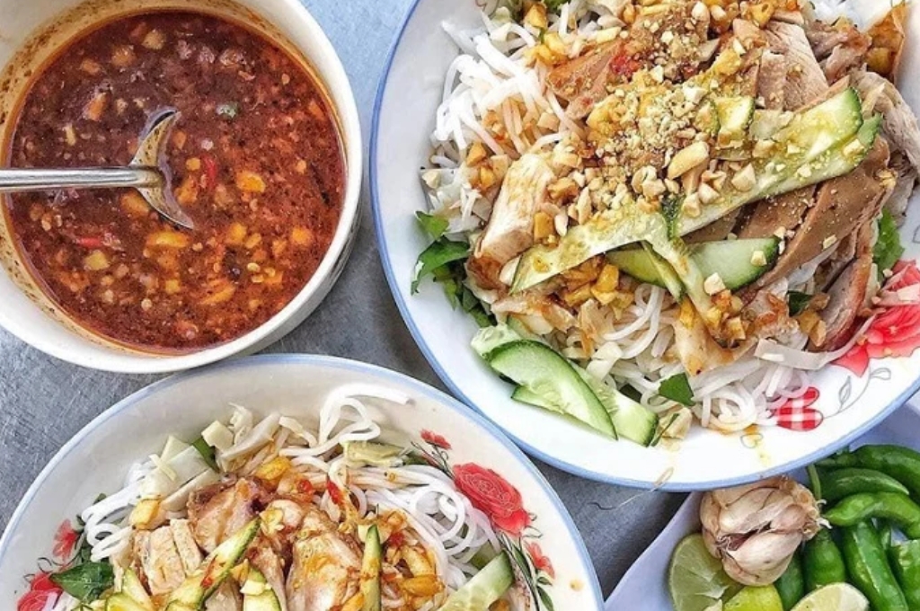 Bún mắm nêm là món đặc sản Đà Nẵng bình dân