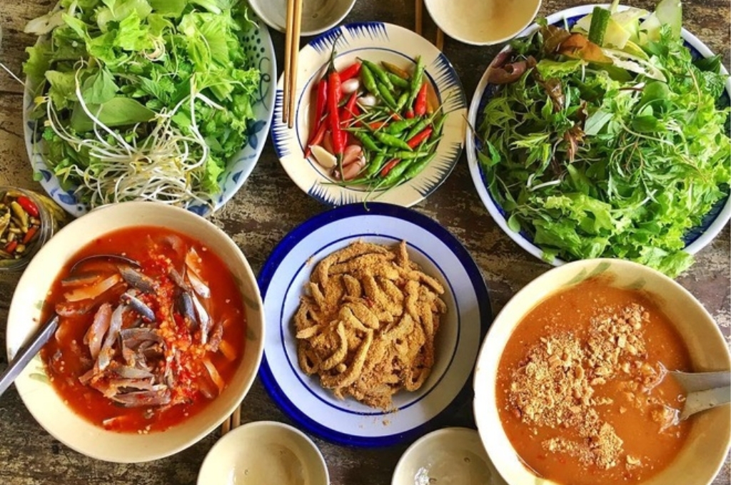 Đặc sản Đà Nẵng gỏi cá Nam Ô được làm từ cá trích cắt phi lê mỏng