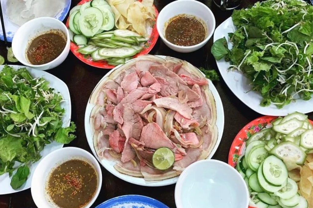 ​​​​​​​Thịt bê thui mềm ngọt, bên ngoài vàng thơm
