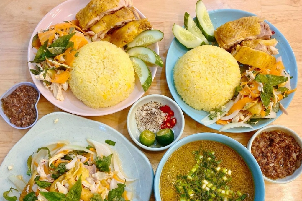 Cơm gà Đà Nẵng vàng thơm ăn kèm thịt gà mềm, rau trộn và nước sốt đậm đà