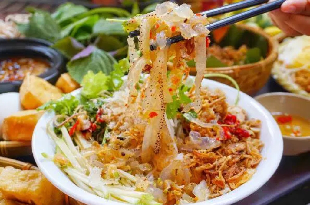 Bún sứa hải sản là đặc sản Đà Nẵng không thể bỏ qua
