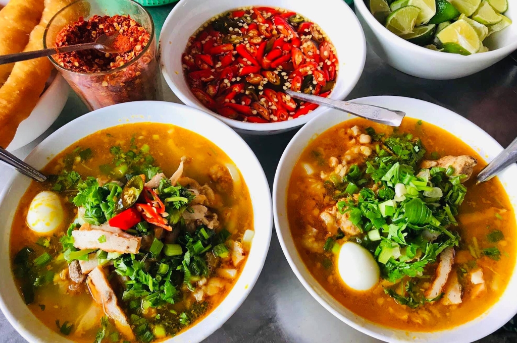 Tô bánh canh dân dã với sợi bánh mềm dai, nước dùng đậm vị 