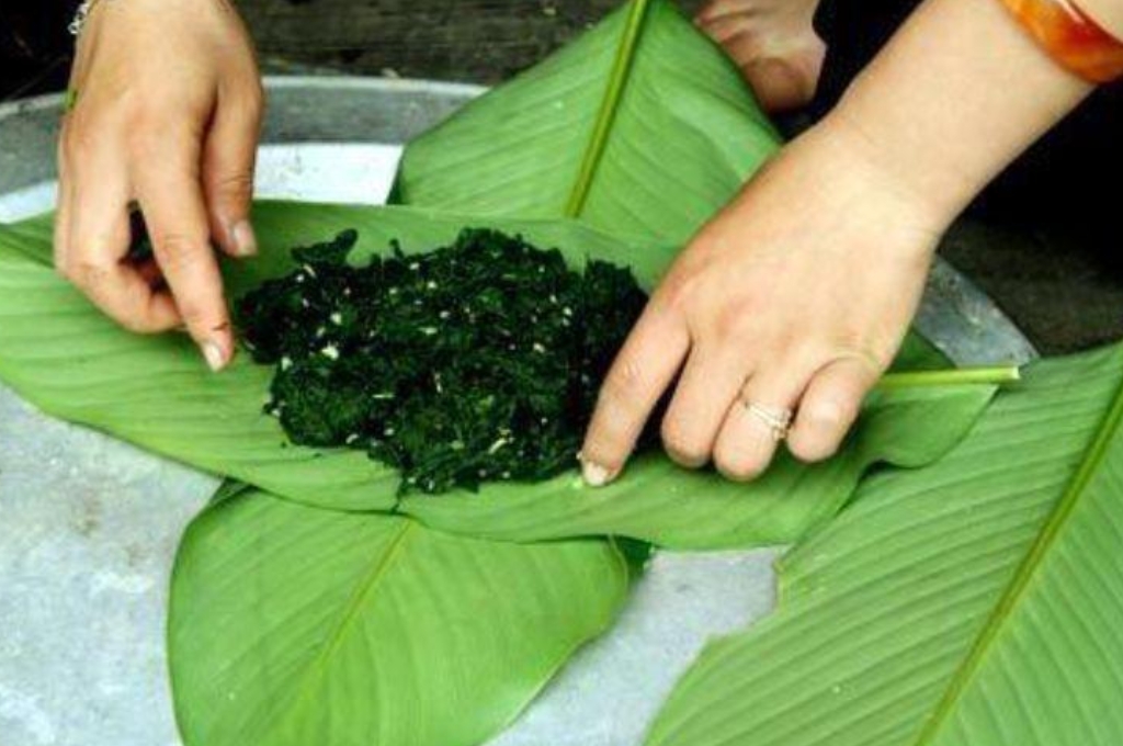 Rêu đá nướng gói lá, món ăn truyền thống của người Tày ở vùng núi phía Bắc