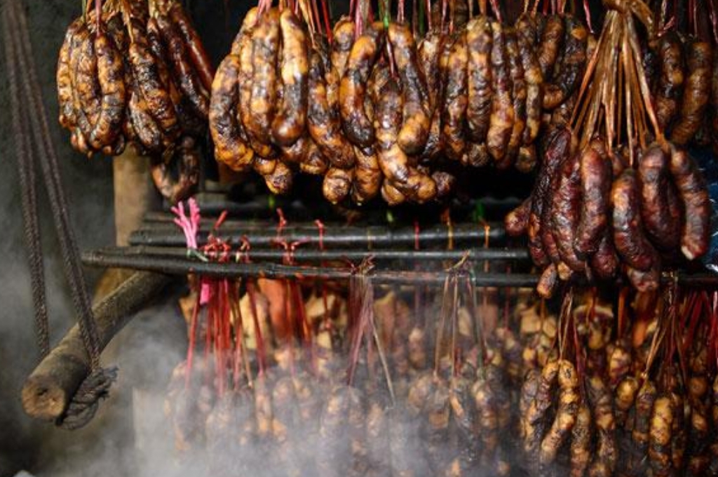 Những dây lạp xưởng gác bếp Hà Giang được hun khói theo phương pháp truyền thống.