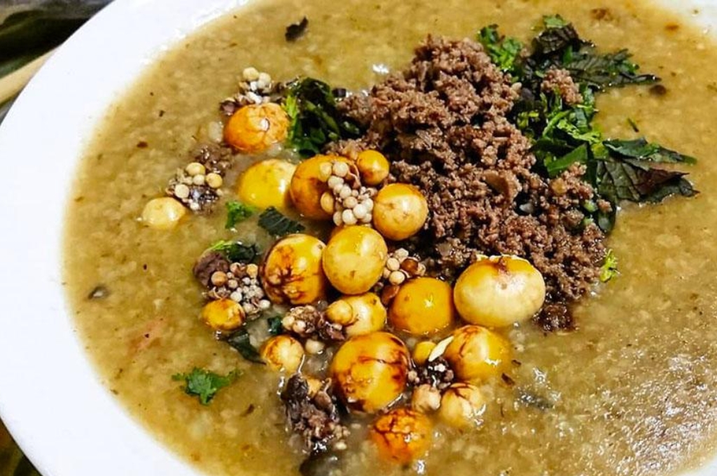 Cháo ấu tẩu Hà Giang ăn cùng trứng, thịt băm và rau thơm