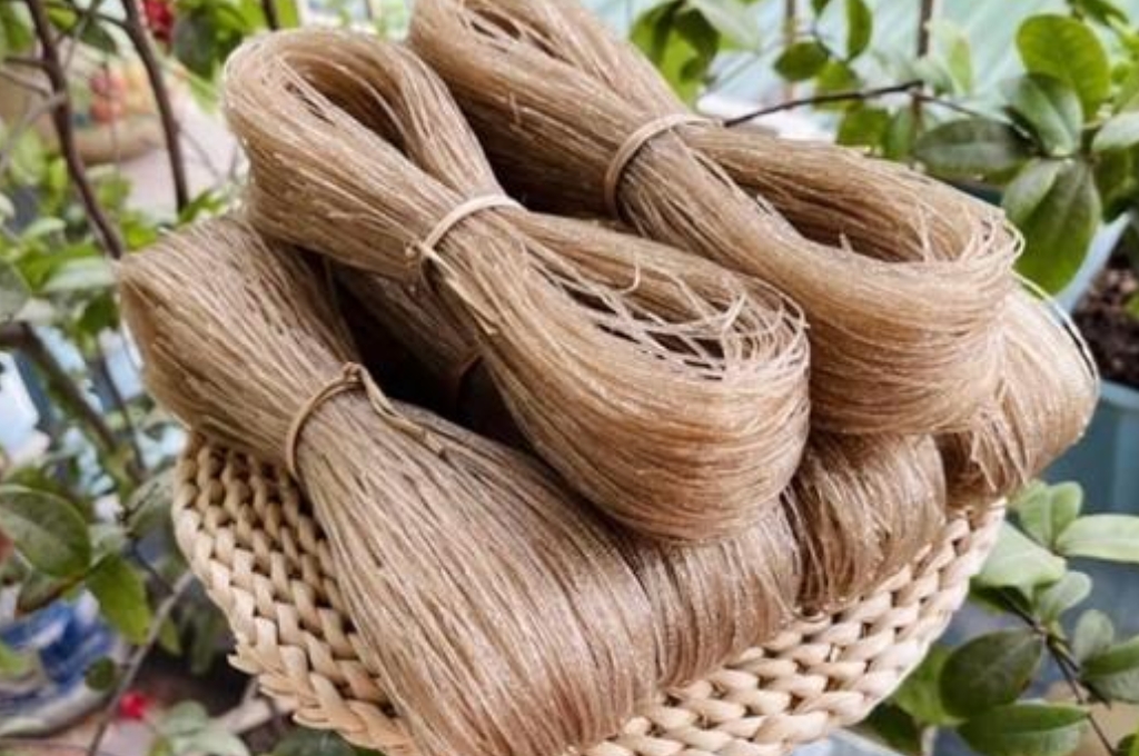 Những bó miến dong Giàng Chu Phìn Hà Giang có màu nâu xám tự nhiên