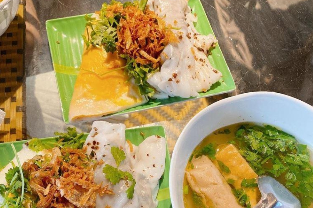 Bánh cuốn trứng Đồng Văn với lớp bánh mềm và bát nước dùng xương nóng.