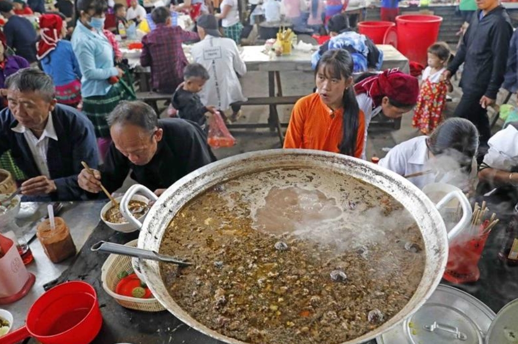 Nồi thắng cố truyền thống tại chợ phiên vùng cao Hà Giang