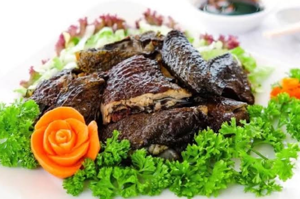 Món gà đen Hà Giang được chế biến từ giống gà bản địa của người Mông.
