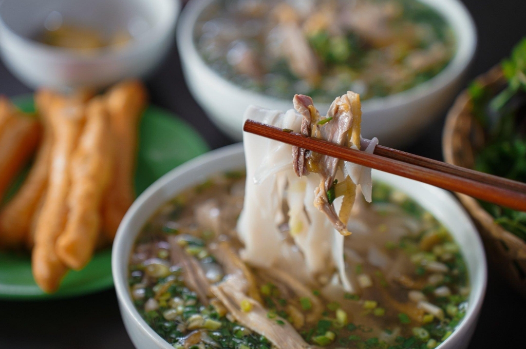 Bát phở Tráng Kìm Quản Bạ với bánh phở thủ công, thịt gà và nước dùng nóng
