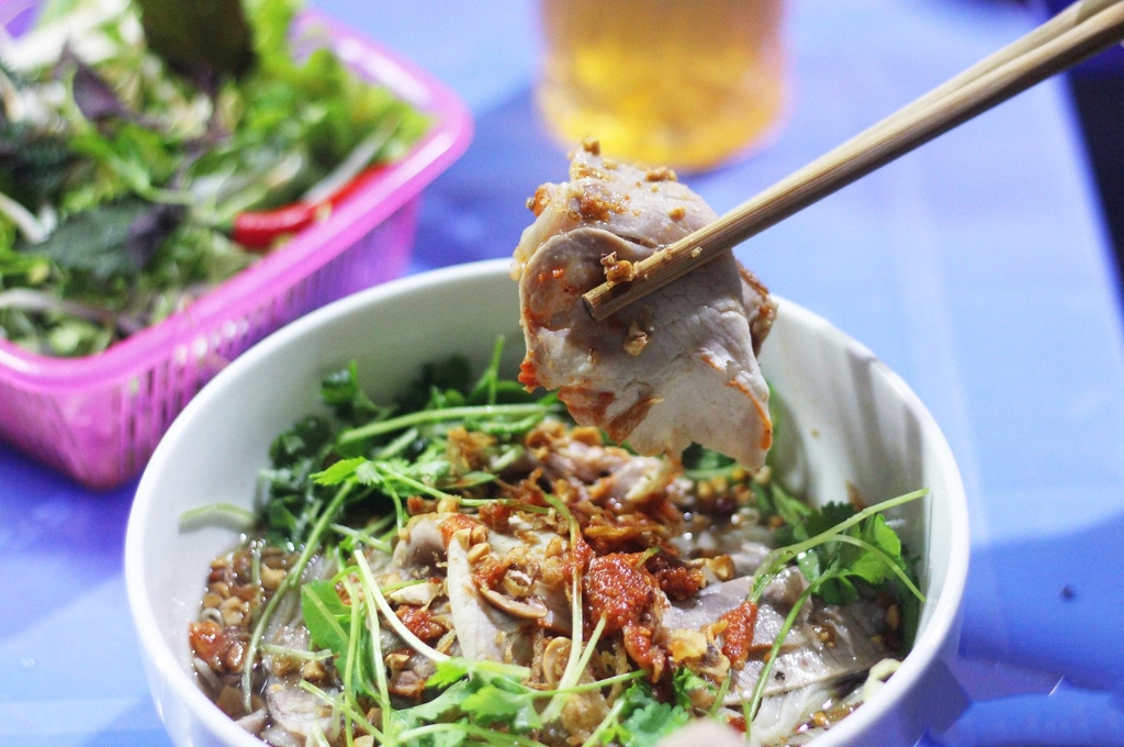 Phở chua Hà Giang với bánh phở, thịt quay, lạp xưởng và rau thơm