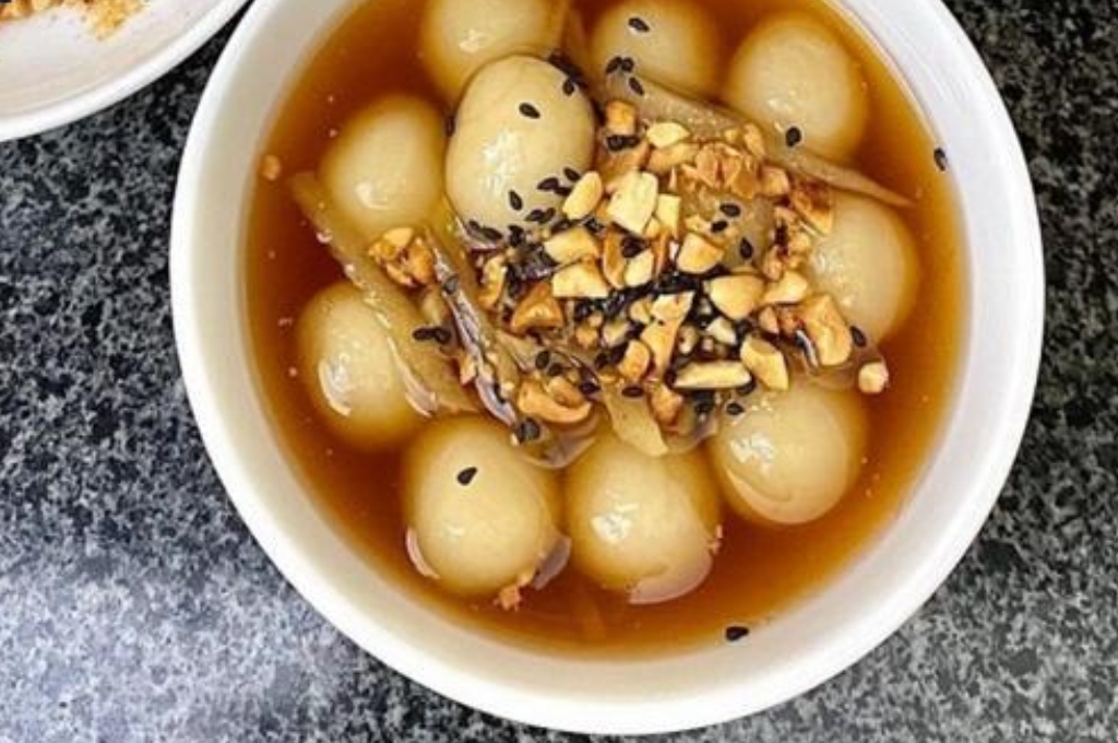 Bát thắng dền Đồng Văn với những viên bánh nếp, nước đường gừng và lạc rang