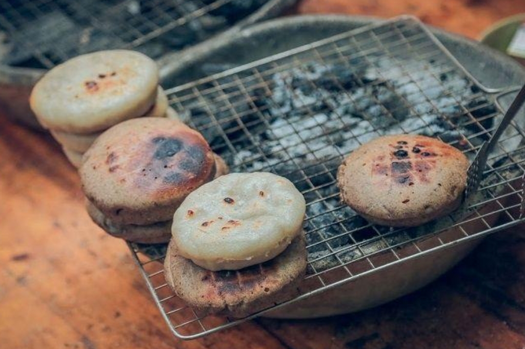 Những chiếc bánh tam giác mạch Hà Giang hình tròn được nướng trên bếp than