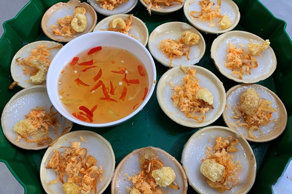 Bánh bèo chén có vị ngọt của tôm chấy, độ giòn của tóp mỡ cùng nước mắm cay mặn