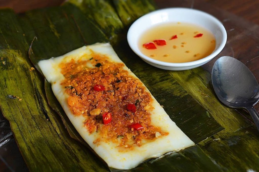 Bánh nậm được gói cẩn thận trong những lớp lá dong hoặc lá chuối xanh mướt.