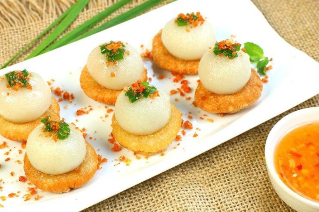 Bánh ram ít là sự kết hợp giữa phần bánh ít dẻo mềm và phần bánh ram chiên giòn rụm