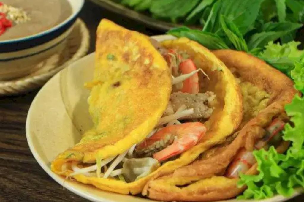 Bánh khoái Huế có kích thước nhỏ, vỏ dày và giòn hơn bánh xèo miền Nam