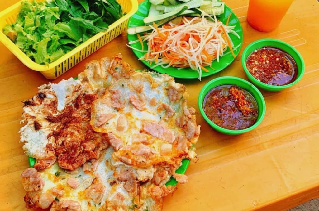 Bánh ép Huế được làm từ bột lọc viên tròn, ép mỏng bằng hai tấm gang nóng
