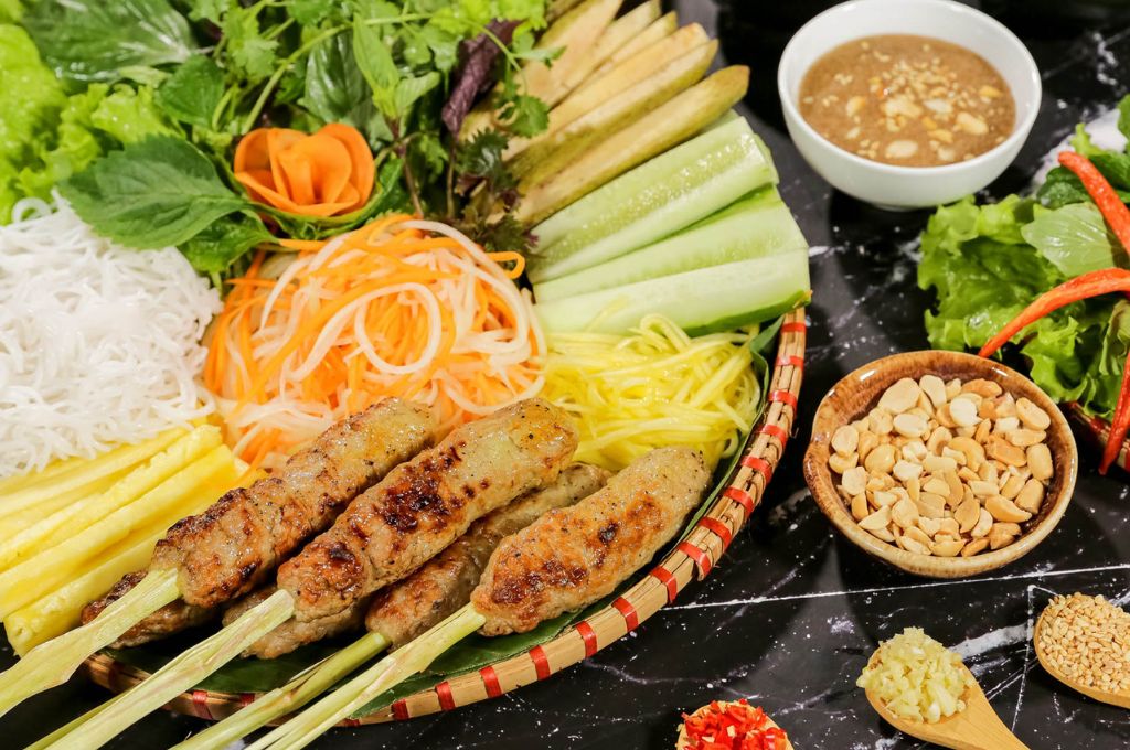 Nem lụi Huế với nguyên liệu chính là thịt heo nạc quết nhuyễn cùng mỡ gáy rồi bọc quanh những cây sả tươi.