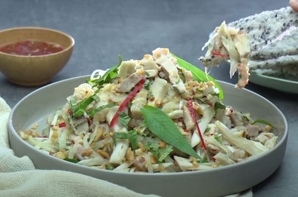 Gỏi mít non là món ăn dân dã mang đậm hương vị đồng quê miền Trung.