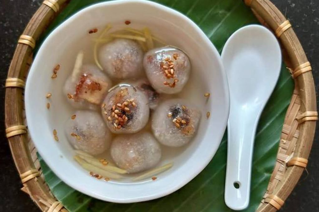 Chè bột lọc heo quay có nhân thịt heo quay mặn béo và vỏ bột lọc dẻo dai (Ảnh: Sưu tầm)
