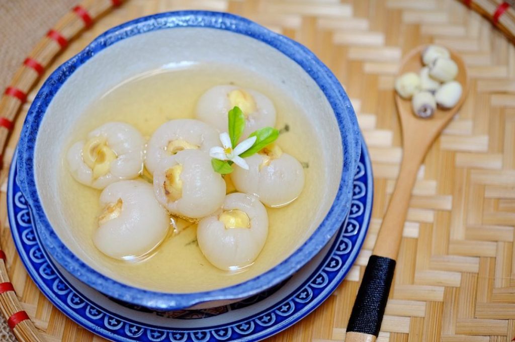 Nước chè có màu trong vắt, vị ngọt thanh dịu nhẹ, đọng lại hương thơm của hoa sen. (Ảnh: Sưu tầm)