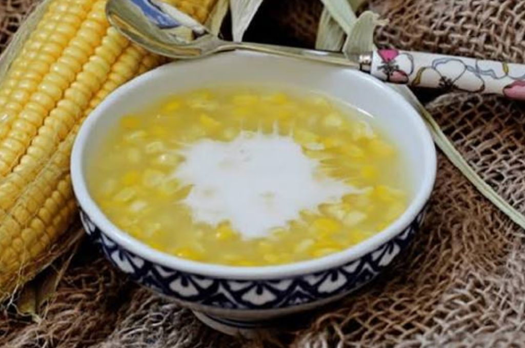 Món chè bắp múc ra bát thường được rưới thêm một lớp nước cốt dừa béo ngậy.
