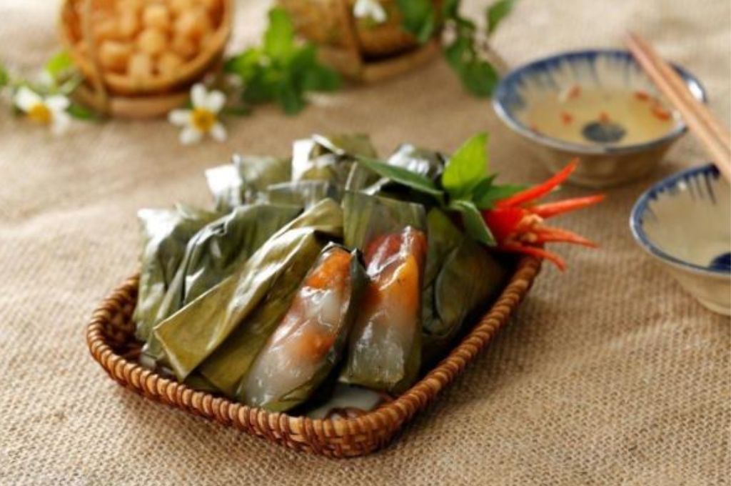 Bánh bột lọc gói lá chuối với phần bột lọc dai dẻo, trong suốt để lộ ra nhân tôm thịt rim đậm đà đỏ au.