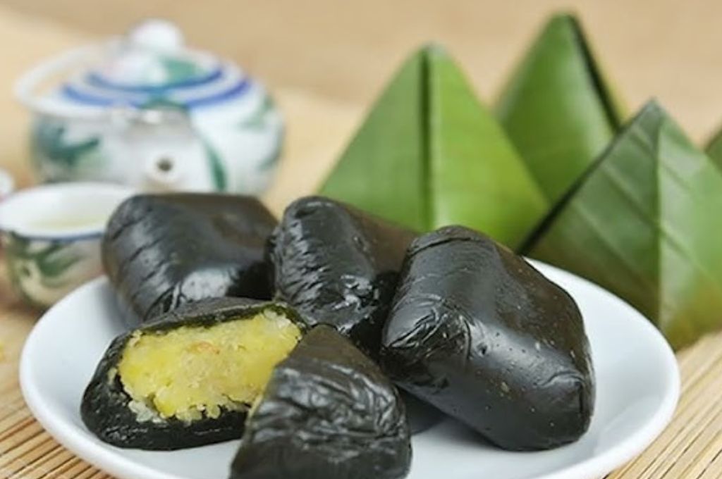 Bánh ít đen được làm từ bột nếp nhào kỹ với nước lá gai