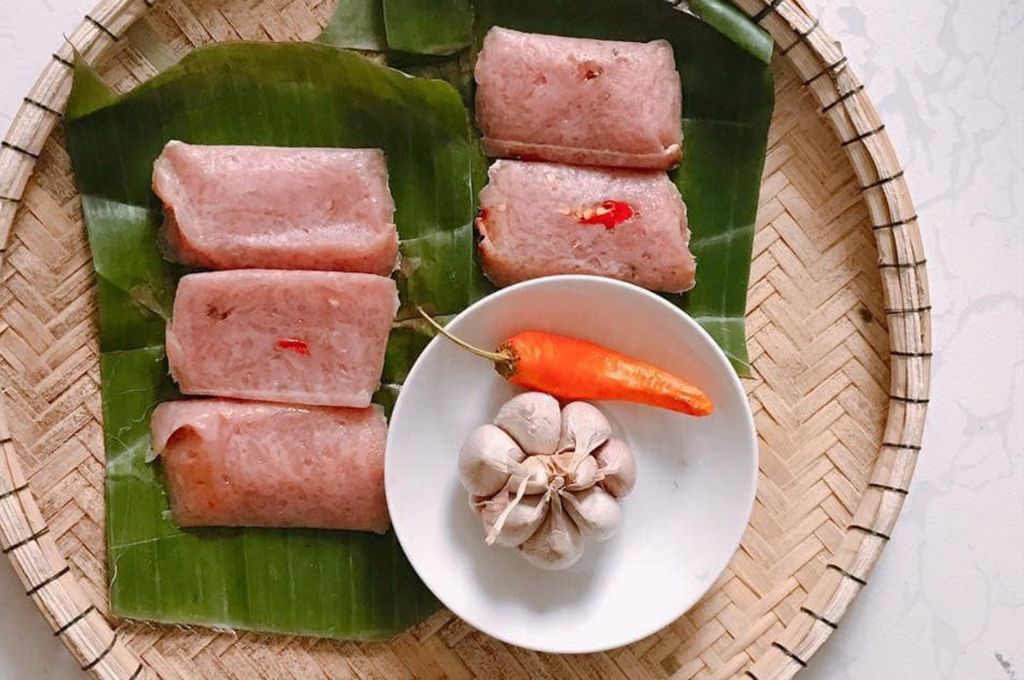 Nem chua Huế có vị chua dịu nhẹ, độ dai giòn mọng nước