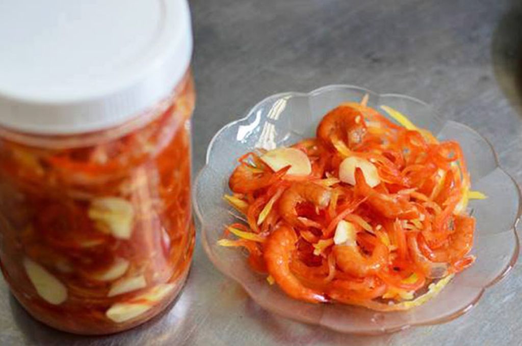 Mắm tôm chua Huế là sự hội tụ tinh hoa của ngũ vị: chua, cay, mặn, ngọt, bùi.