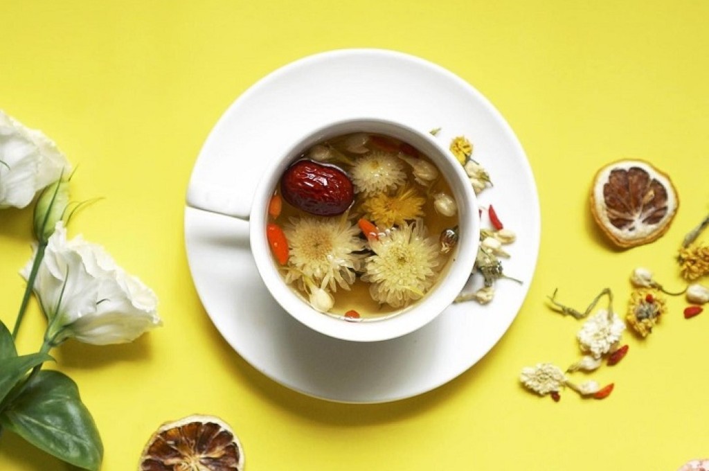 Trà Cung Đình Huế là sự pha trộn của hàng chục loại thảo dược quý cung đình xưa.