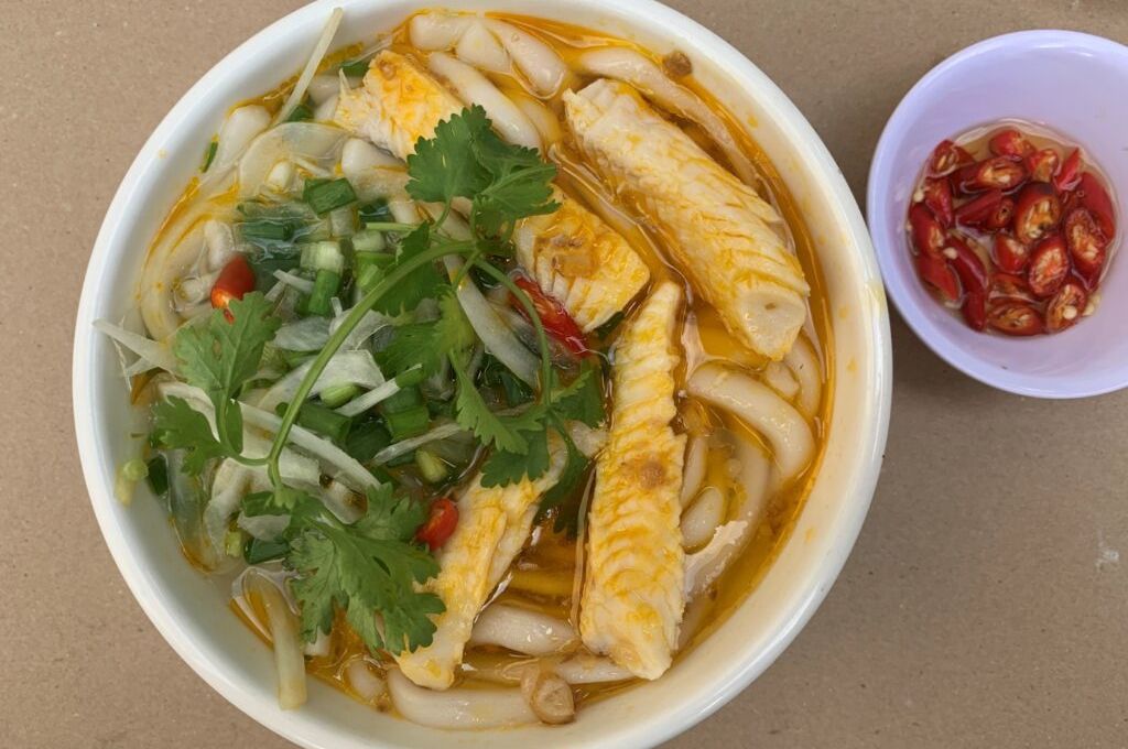 ​  Bánh canh Nam Phổ thu hút bởi màu đỏ cam sặc sỡ của gạch cua và tôm băm (Ảnh: Sưu tầm)  ​