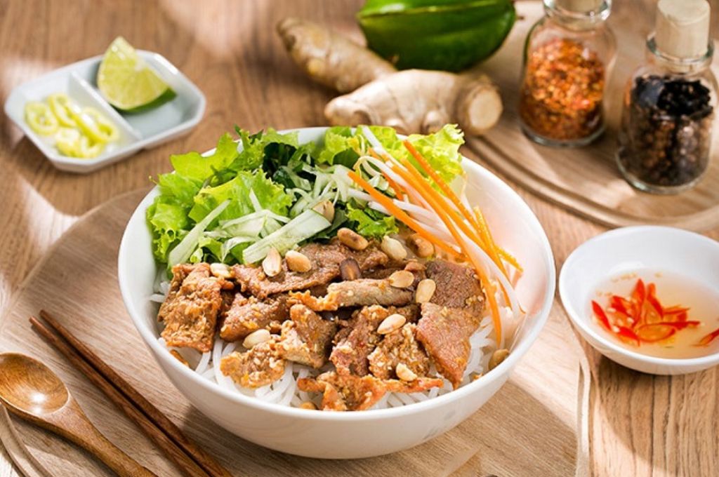 Bún thịt nướng Huế có vị thế riêng biệt nhờ bí quyết tẩm ướp thịt cực kỳ tinh tế.