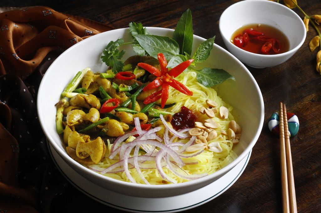 Bún nghệ xào lòng gồm bún tươi, lòng heo và củ nghệ tươi giã nát.