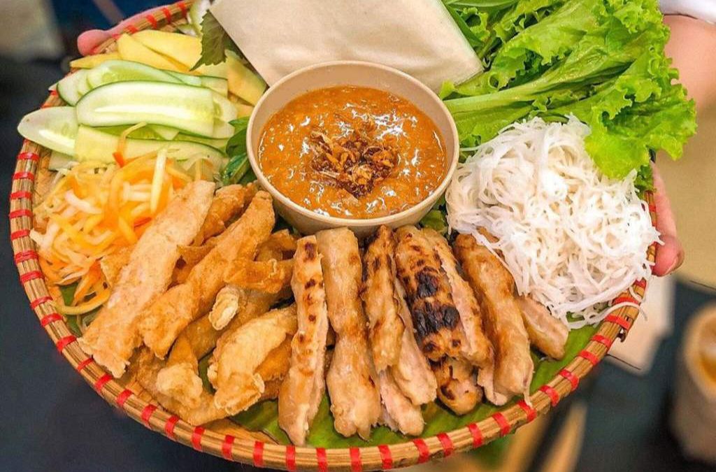 Nem nướng Nha Trang ăn kèm rau sống