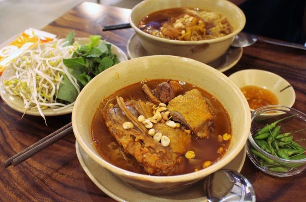Tô mì Quảng vịt Phan Thiết với đậu phộng và rau sống