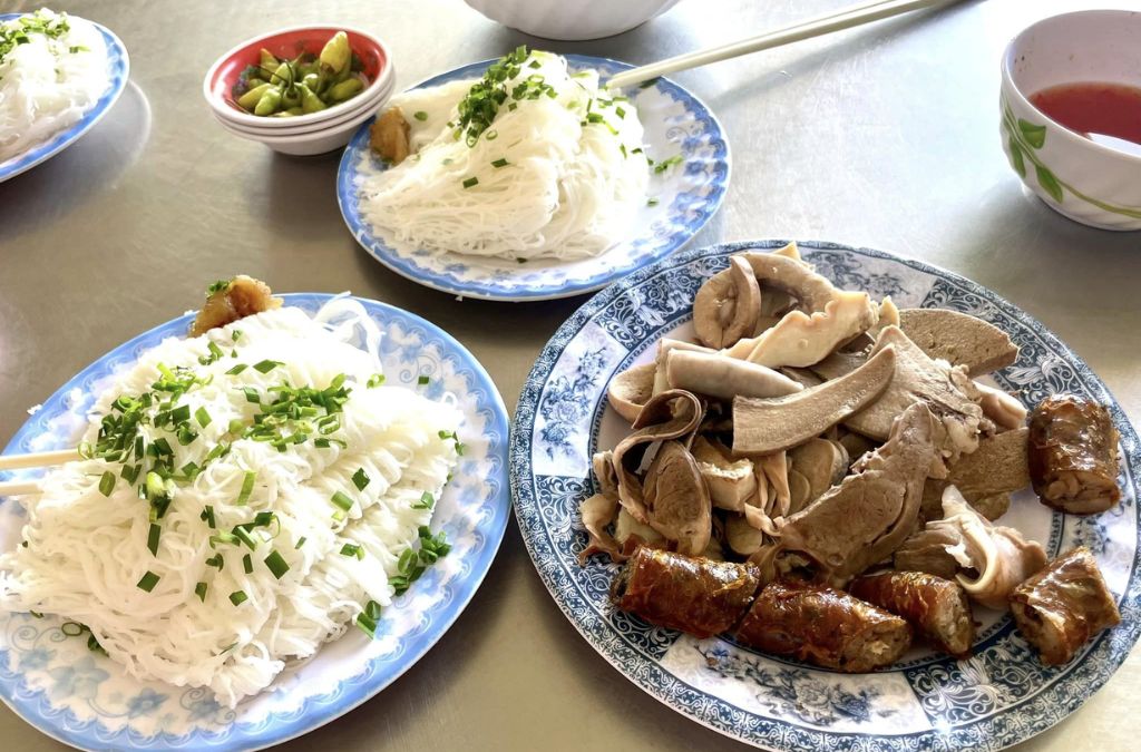 Bánh hỏi lòng heo Phan Thiết với rau sống