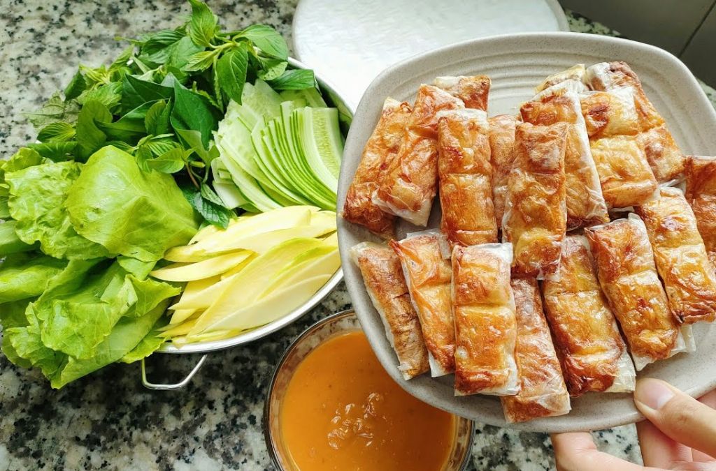 Chả lụi Phan Thiết cuốn rau sống