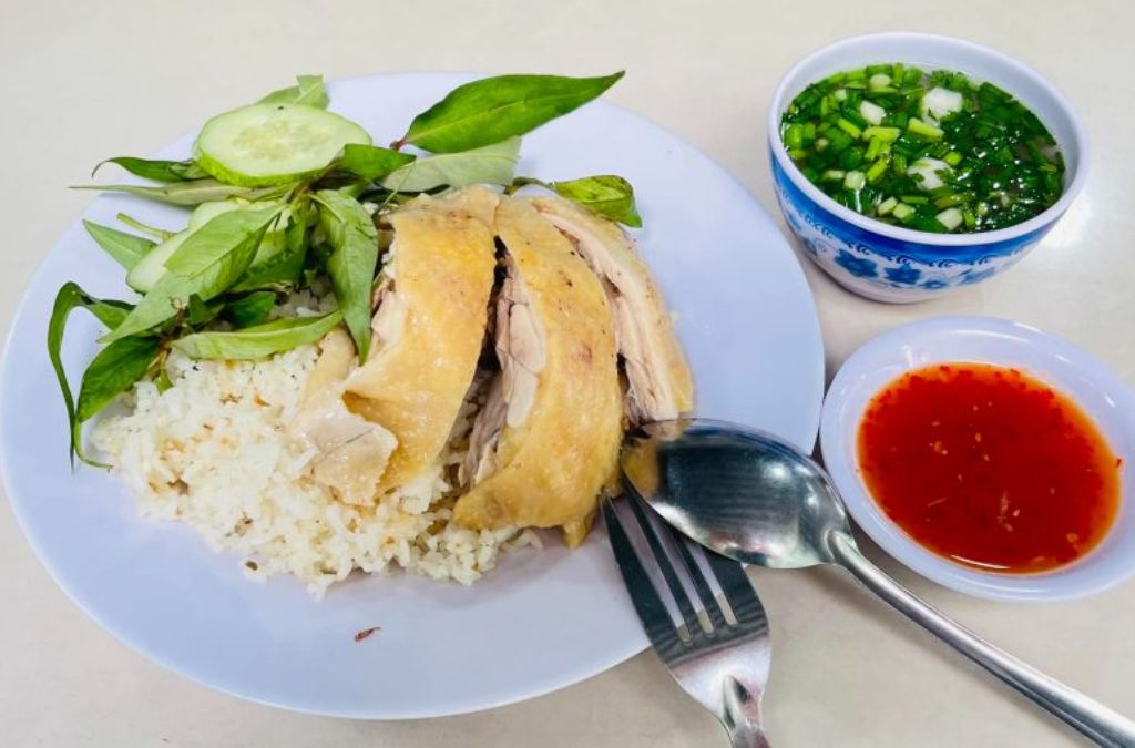 Cơm gà Phan Thiết với thịt gà luộc