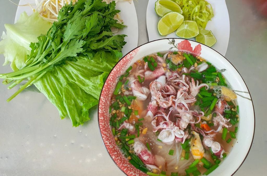 Hủ tiếu mực Phan Thiết với mực tươi