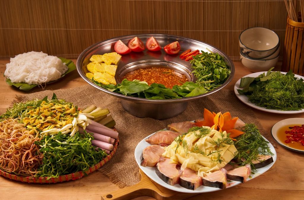 Lẩu cá Phan Thiết với rau và bún tươi