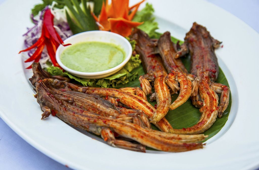 Dông nướng Phan Thiết ăn kèm rau và muối ớt