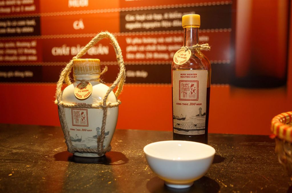 Chai nước mắm Tĩn đóng gói trang trọng