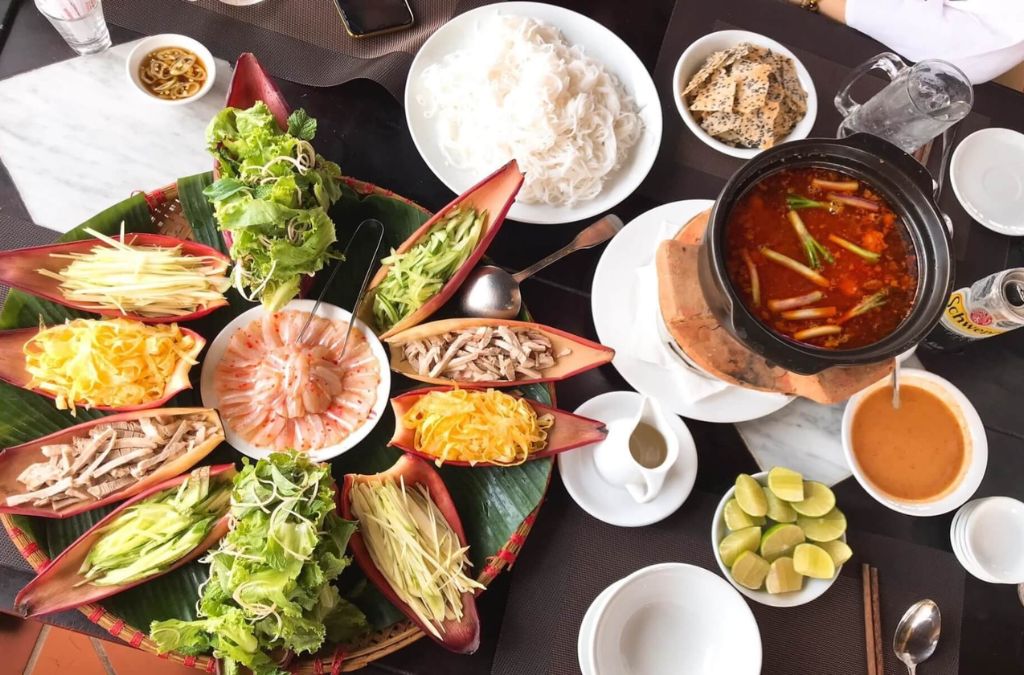 Mâm lẩu thả Mũi Né với cá mai và rau củ